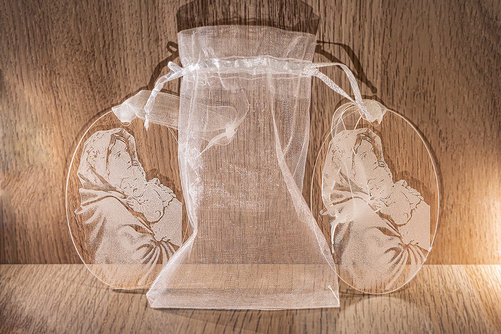 Medallón Virgen María con Niño Jesús (2 Ud) – Regalo Bautizo & Nacimiento – Metacrilato Transparente Grabado Láser – Decoración Religiosa Habitación Infantil & Carrito – Bolsa de Organza